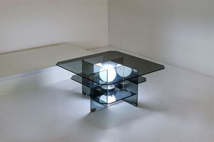 PRODUZIONE ITALIANA - Tavolino in vetro fum con illuminazione al centro.Anni '60cm 38x80x80