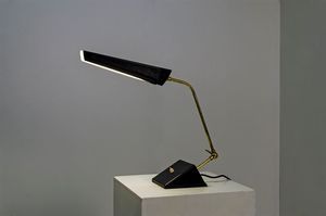 STILNOVO - Lampada da tavolo in ottone e metallo laccato.Anni '50cm 53x15x37