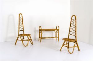 PRODUZIONE ITALIANA - Coppia di sedie in giunco, tavolino con struttura in giunco con elemento da appoggio in paglia intrecciata.Anni  [..]