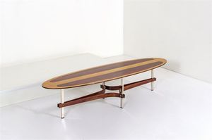 PRODUZIONE ITALIANA - Tavolino con struttura in metallo cromato raccordato da traverse in legno curvato, piano in legno di palissandro  [..]