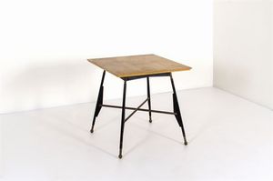 PRODUZIONE FRANCESE - Tavolo con struttura in metallo verniciato, piano in legno, terminali in ottone.Anni '50cm 71x70x70