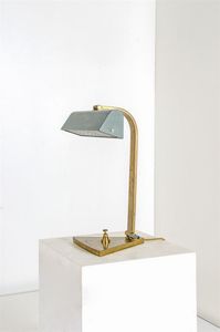 STILNOVO - Lampada da tavolo in ottone con diffusore in lamiera verniciata,Realizzata per l'Ing. Loro Piana, marchio sulla  [..]