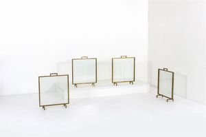 PRODUZIONE ITALIANA - Quattro cornici espositive in ottone e doppio vetro molato.Anni '60cm 65x55