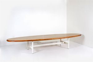 CASSINA - Grande tavolo con struttura in metallo verniciato, piano in legno.Anni '60cm 70x442x124
