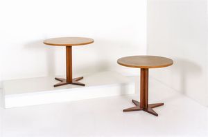 PRODUZIONE ITALIANA - Coppia di tavolini in legni di varie essenze, sostegno centrale terminante con piede a stella.Anni '60cm 70x80