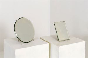 FONTANA LUIGI - Due specchierine da tavolo montate su legno, supporto in metallo terminante con targhetta del produttore.Anni  [..]