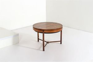 RASTAD E RELLING - Tavolino in legno di palissandro con piano apribile con all'interno vassoio portaoggetti girevole.Primo premio  [..]