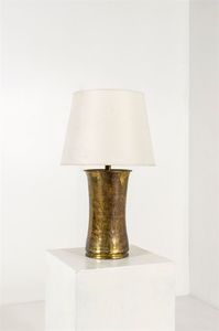 PRODUZIONE ITALIANA - Lampada da tavolo in ottone martellato.Anni '60h cm 65