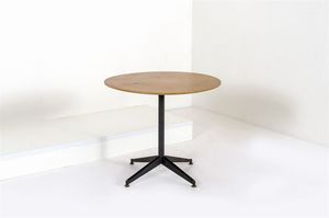 NOBILI VITTORIO - Tavolo rotondo con piano in legno, sostegno centrale in metallo verniciato piedi con terminali in ottone.Anni  [..]