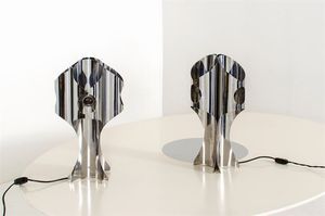 PRODUZIONE ITALIANA - Coppia di lampade da tavolo in metallo cromato.Anni '70h cm 52