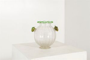 MANIFATTURA MURANESE - Vaso in vetro pulegoso con inserti di oro e argento, bordo e prese in vetro colorato applicati a caldo.Anni '50cm  [..]