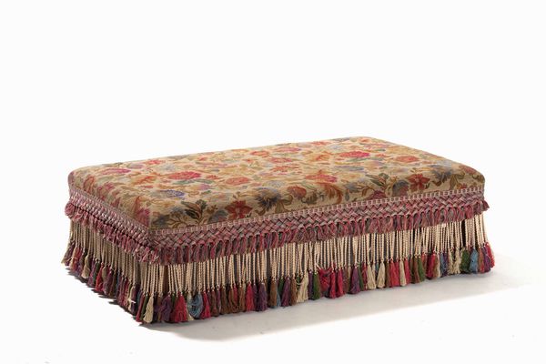 Pouff imbottito  - Asta Antiquariato Aprile - Associazione Nazionale - Case d'Asta italiane