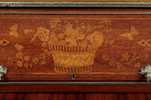 Scrittoio a rullo lastronato, filettato e intarsiato. Francia, XIX secolo  - Asta Antiquariato Aprile - Associazione Nazionale - Case d'Asta italiane