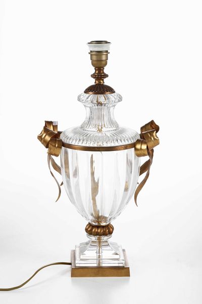 Lampada da tavolo in vetro molato con montatura in bronzo dorato. XX secolo  - Asta Antiquariato Aprile - Associazione Nazionale - Case d'Asta italiane