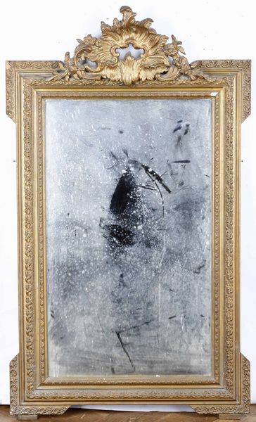 Specchiera con decori scolpiti e dorati. XX secolo  - Asta Antiquariato Aprile - Associazione Nazionale - Case d'Asta italiane