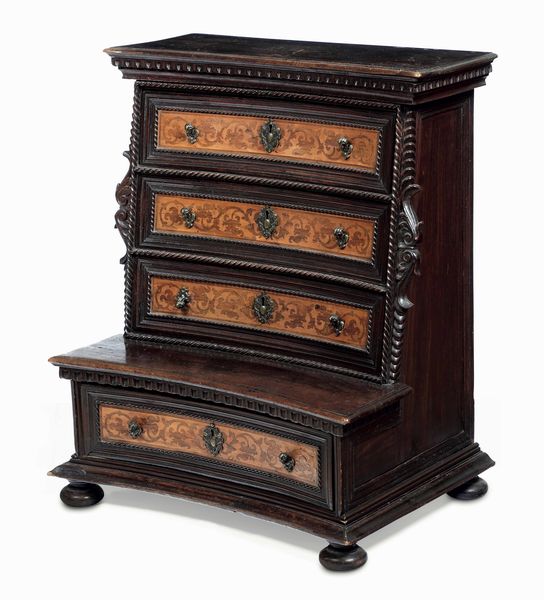 Inginocchiatoio in noce intagliato. Italia centrale, XVIII-XIX secolo  - Asta Antiquariato Aprile - Associazione Nazionale - Case d'Asta italiane