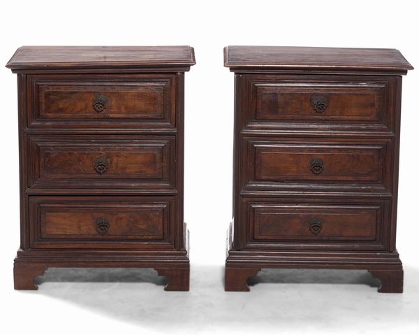 Comodino in legno tre cassetti e credenzino ad un'anta a finti cassetti. XIX-XX secolo  - Asta Antiquariato Aprile - Associazione Nazionale - Case d'Asta italiane