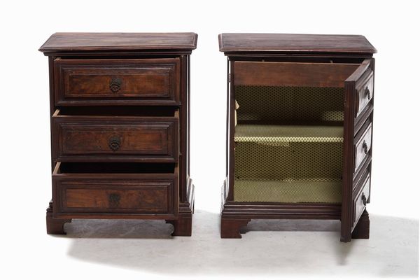 Comodino in legno tre cassetti e credenzino ad un'anta a finti cassetti. XIX-XX secolo  - Asta Antiquariato Aprile - Associazione Nazionale - Case d'Asta italiane