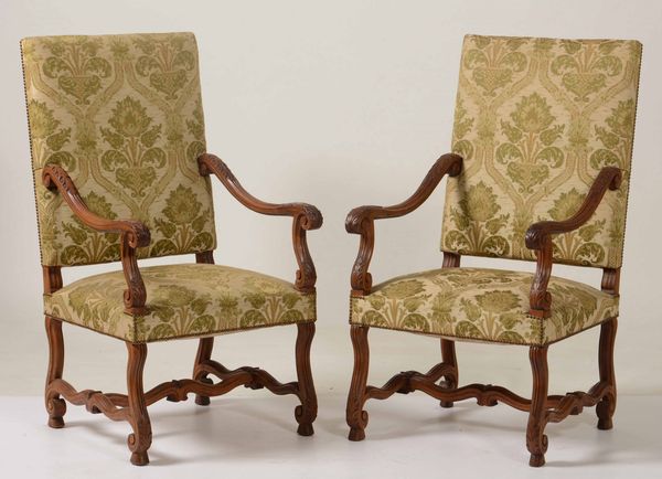 Coppia di poltrone in legno intagliato. XIX-XX secolo  - Asta Antiquariato Aprile - Associazione Nazionale - Case d'Asta italiane
