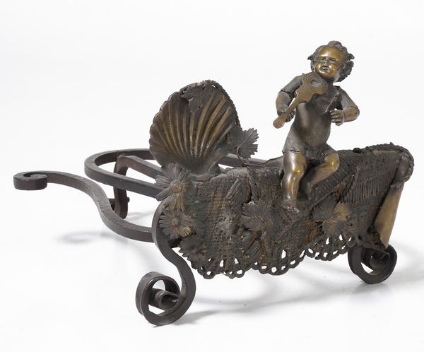 Alare da camino (?) in bronzo decorato con putto musicante e valva di conchiglia  - Asta Antiquariato Aprile - Associazione Nazionale - Case d'Asta italiane