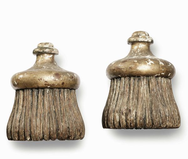 Coppia di elementi decorativi in forma di nappe in legno dorato. XIX secolo  - Asta Antiquariato Aprile - Associazione Nazionale - Case d'Asta italiane