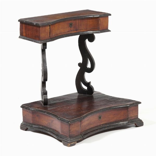 Inginocchiatoio lastronato in noce. Toscana, XVIII secolo  - Asta Antiquariato Aprile - Associazione Nazionale - Case d'Asta italiane