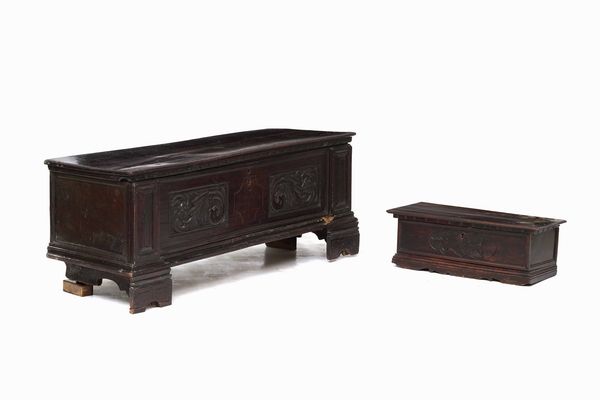Lotto di una cassapanca in legno con fronte decorato con intagli a volute vegetali e piccola cassa forziere  - Asta Antiquariato Aprile - Associazione Nazionale - Case d'Asta italiane