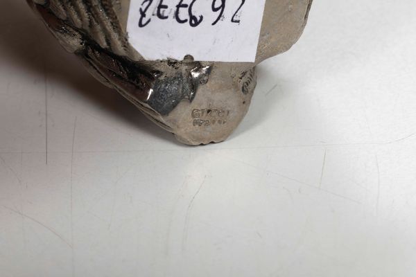 Saliera e pepiera in metallo a firma Gucci. Italia XX secolo  - Asta Antiquariato Aprile - Associazione Nazionale - Case d'Asta italiane