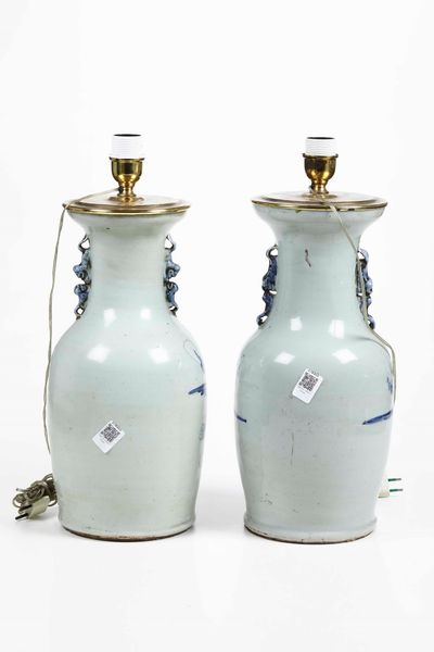 Coppia vasi in porcellana montati a lampada. Cina XX secolo  - Asta Antiquariato Aprile - Associazione Nazionale - Case d'Asta italiane