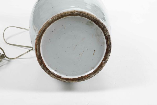 Coppia vasi in porcellana montati a lampada. Cina XX secolo  - Asta Antiquariato Aprile - Associazione Nazionale - Case d'Asta italiane