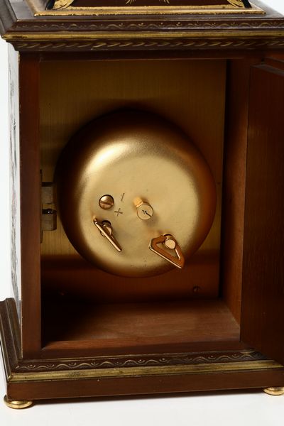 Pendola in legno laccato a cineserie, Inghilterra, XX secolo, Ventrella Roma.  - Asta Antiquariato Aprile - Associazione Nazionale - Case d'Asta italiane