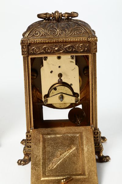 Pendola in legno laccato a cineserie, Inghilterra, XX secolo, Ventrella Roma.  - Asta Antiquariato Aprile - Associazione Nazionale - Case d'Asta italiane