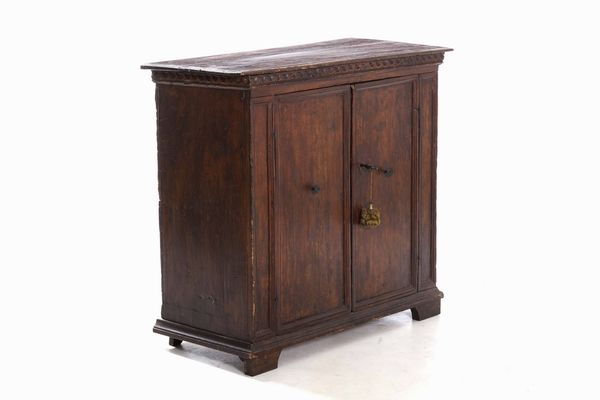 Credenza a due ante in legno  - Asta Antiquariato Aprile - Associazione Nazionale - Case d'Asta italiane