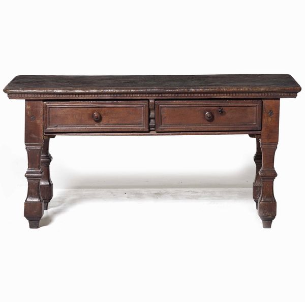 Scrivania a due cassetti in legno intagliato. XVIII-XIX secolo  - Asta Antiquariato Aprile - Associazione Nazionale - Case d'Asta italiane