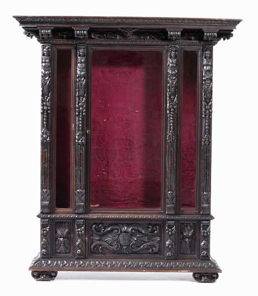 Mobile vetrina di gusto rinascimentale in legno intagliato  - Asta Antiquariato Aprile - Associazione Nazionale - Case d'Asta italiane