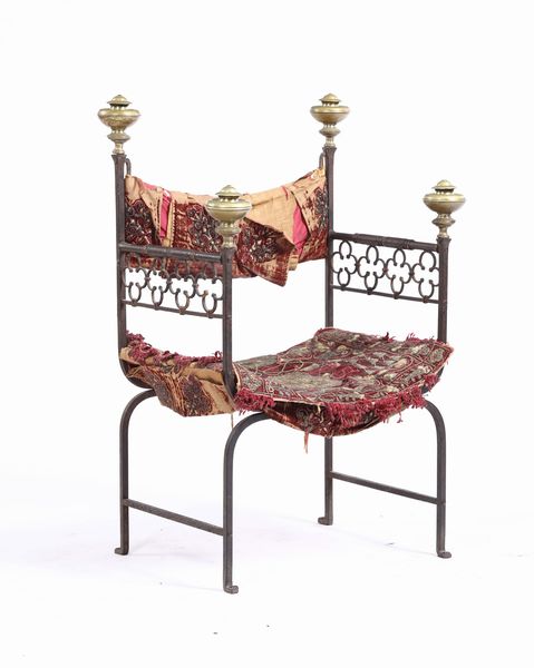 Faldistorio in ferro di forgia, schienale d�innalzo con pinnacoli a boccia tortile bronzei, Faber Magistri operoso a Venzia tra il XV ed il XVI secolo  - Asta Antiquariato Aprile - Associazione Nazionale - Case d'Asta italiane
