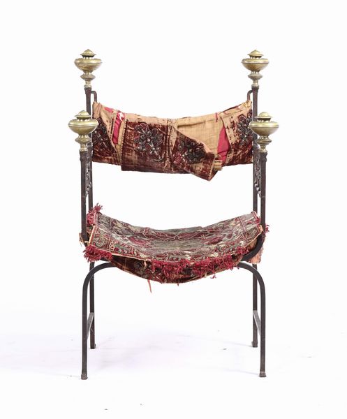 Faldistorio in ferro di forgia, schienale d�innalzo con pinnacoli a boccia tortile bronzei, Faber Magistri operoso a Venzia tra il XV ed il XVI secolo  - Asta Antiquariato Aprile - Associazione Nazionale - Case d'Asta italiane