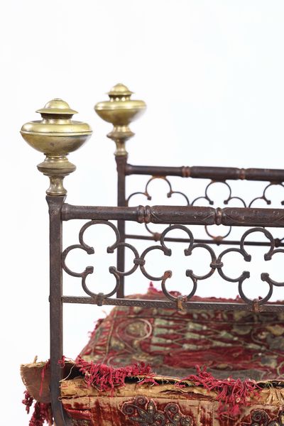 Faldistorio in ferro di forgia, schienale d�innalzo con pinnacoli a boccia tortile bronzei, Faber Magistri operoso a Venzia tra il XV ed il XVI secolo  - Asta Antiquariato Aprile - Associazione Nazionale - Case d'Asta italiane