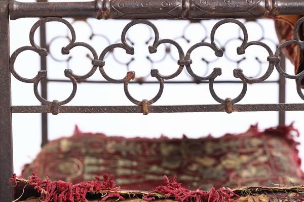 Faldistorio in ferro di forgia, schienale d�innalzo con pinnacoli a boccia tortile bronzei, Faber Magistri operoso a Venzia tra il XV ed il XVI secolo  - Asta Antiquariato Aprile - Associazione Nazionale - Case d'Asta italiane