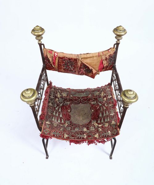 Faldistorio in ferro di forgia, schienale d�innalzo con pinnacoli a boccia tortile bronzei, Faber Magistri operoso a Venzia tra il XV ed il XVI secolo  - Asta Antiquariato Aprile - Associazione Nazionale - Case d'Asta italiane