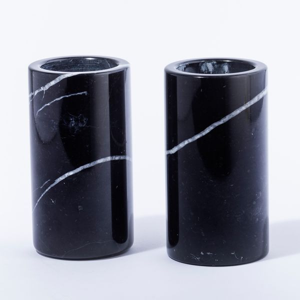 Coppia di vasetti in marmo nero, Italia anni 70  - Asta Antiquariato Aprile - Associazione Nazionale - Case d'Asta italiane