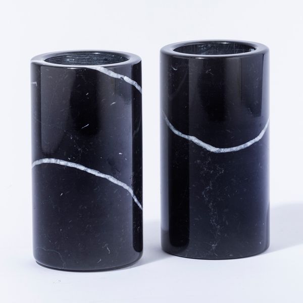 Coppia di vasetti in marmo nero, Italia anni 70  - Asta Antiquariato Aprile - Associazione Nazionale - Case d'Asta italiane
