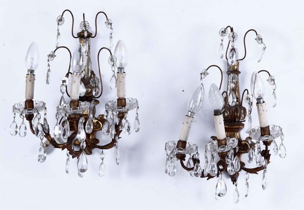 Coppia di appliques in legno a tre fiamme  - Asta Antiquariato Aprile - Associazione Nazionale - Case d'Asta italiane