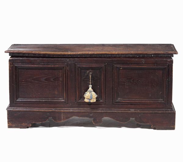 Cassapanca in noce patinato. Italia centrale, XVIII secolo  - Asta Antiquariato Aprile - Associazione Nazionale - Case d'Asta italiane