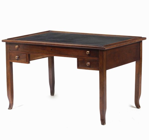 Scrivania in noce a tre cassetti. Fine XIX, inizio XX secolo  - Asta Antiquariato Aprile - Associazione Nazionale - Case d'Asta italiane