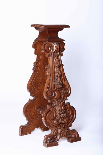 Portavaso in legno intagliato  - Asta Antiquariato Aprile - Associazione Nazionale - Case d'Asta italiane