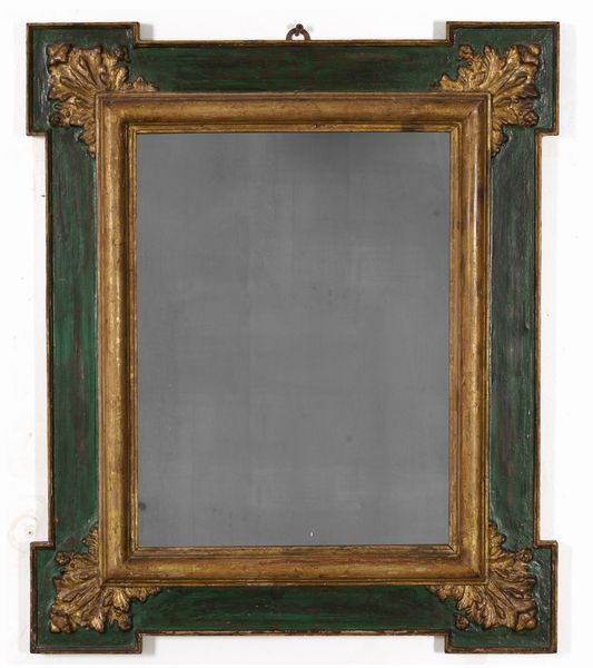 Piccola specchiera con cornice in legno dorata e dipinto. XX secolo  - Asta Antiquariato Aprile - Associazione Nazionale - Case d'Asta italiane