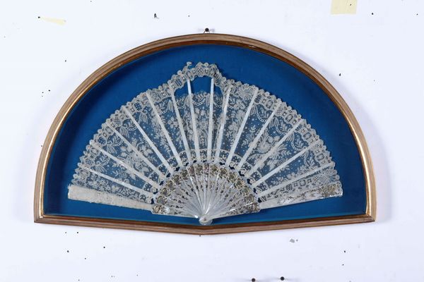 Lotto di quattro ventagli in cornice  - Asta Antiquariato Aprile - Associazione Nazionale - Case d'Asta italiane