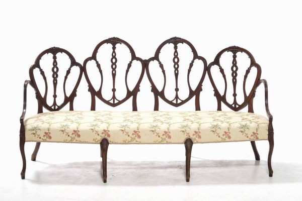 Divano in legno intagliato, inizio XX secolo  - Asta Antiquariato Aprile - Associazione Nazionale - Case d'Asta italiane