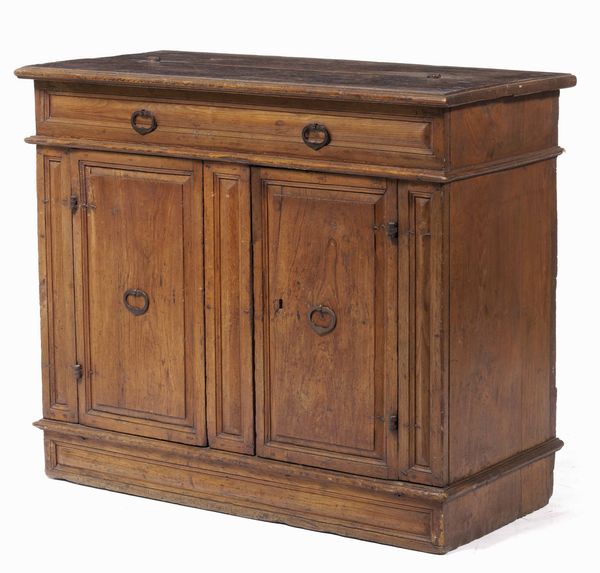 Madia in legno tenero scurito a due ante e piano apribile. Italia settentrionale, XVIII secolo  - Asta Antiquariato Aprile - Associazione Nazionale - Case d'Asta italiane